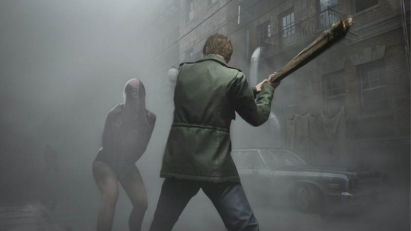 Silent Hill 2 remake: James Sunderland about to hit an enemy with a stick,